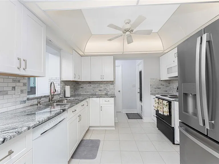1720 Florence Ave — Photo 11