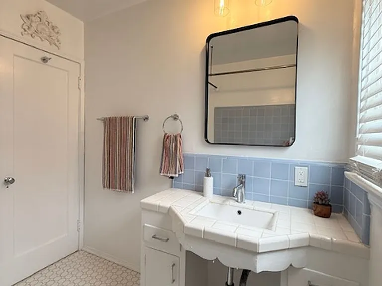 Bungalow - 1 bedroom + Office = natural wood floors, mini split a/c , new appliances, private pat... — Photo 14
