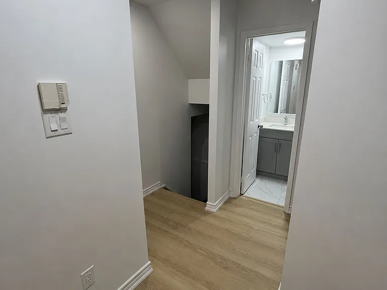 54 Tiffany Cres — Photo 9