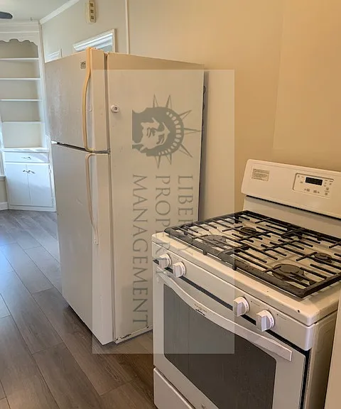 317 W Locust St — Photo 5