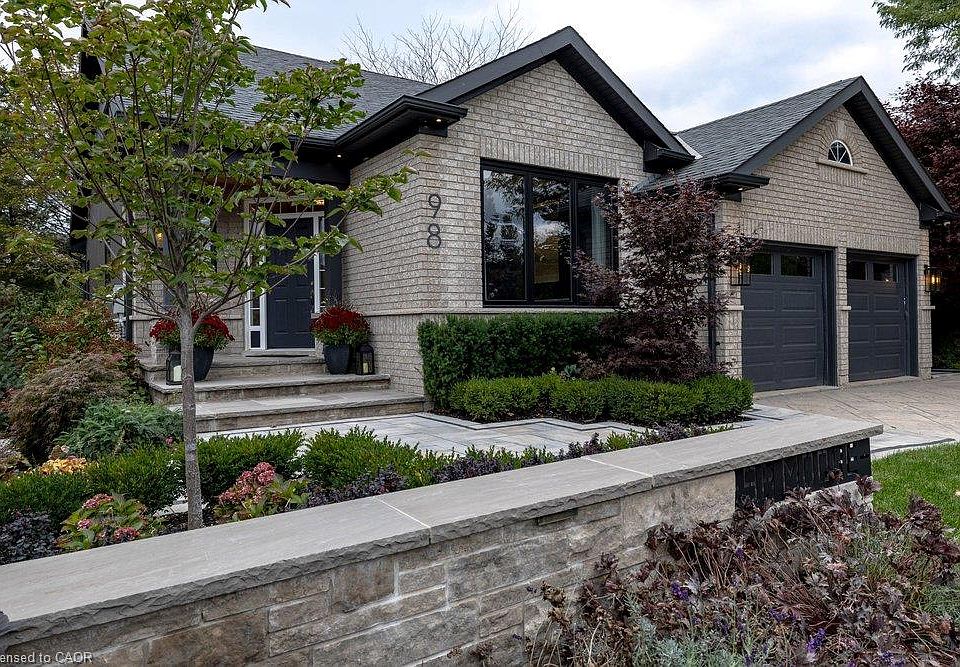 1st image of 98 Moore Cres