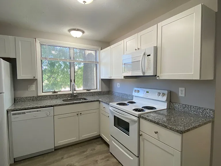 33 Chestnut St — Photo 3