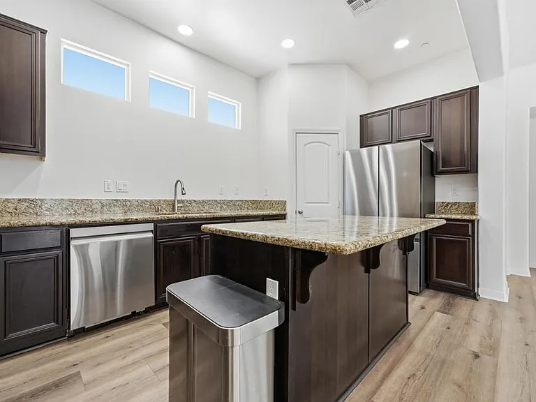 1418 Pershing Rd — Photo 4