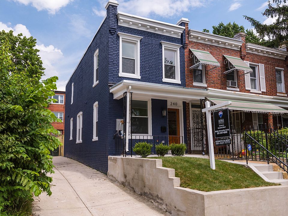 Light filled end row house