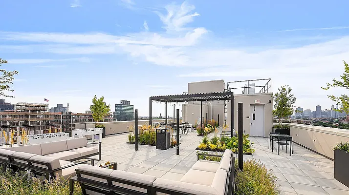 Rented by Watermark Capital Management LLC | media 21