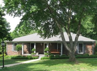 102 Robinhood Dr, Florence, AL 35633