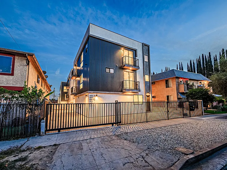 Rare Brand New Luxury Townhomes in Trendy Highland Park — Photo 2