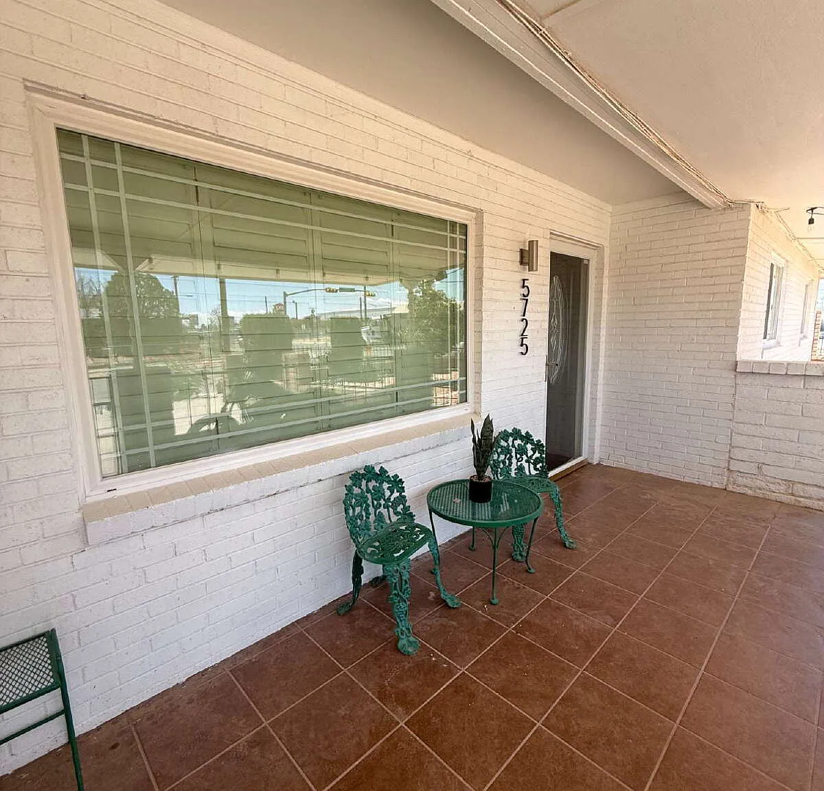 5 bed, 2.0 bath, 2349 sqft, $2,050 — Photo 3