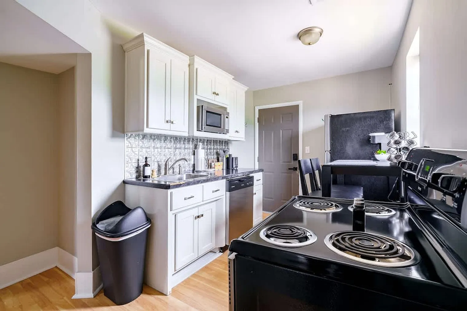 1 bed, 1.0 bath, 742 sqft, $3,065 — Photo 3