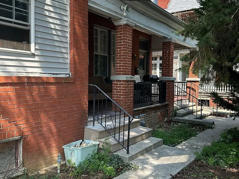 905 E King St — Photo 1