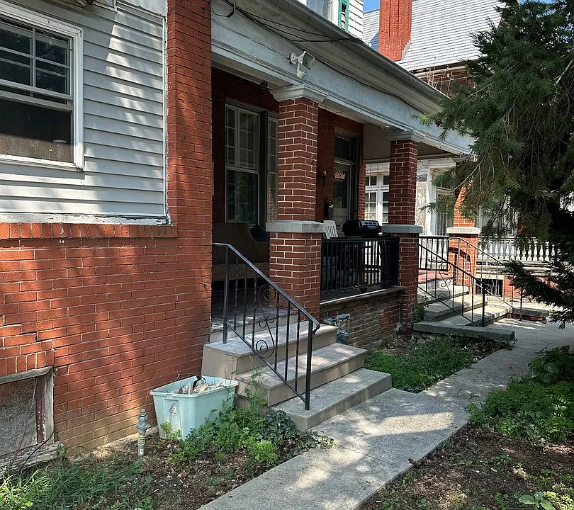 905 E King St