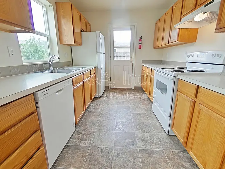 3435 SE 3rd St — Photo 4