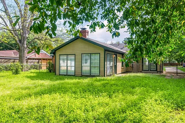 3 bed, 1827 sqft, $1,101 — Photo 3