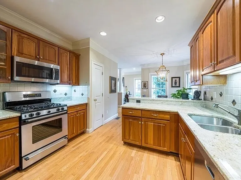 68 Charles Ct — Photo 4