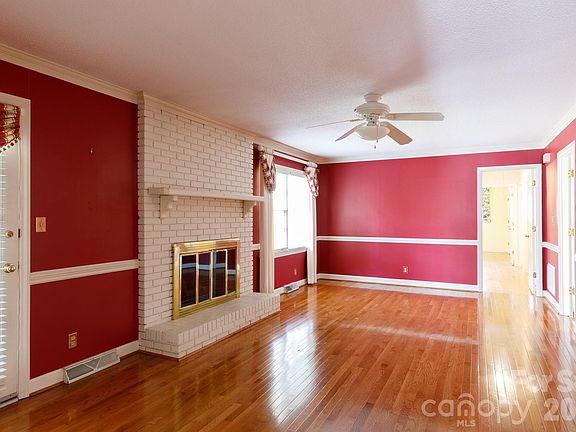 5th image of 637 University Dr