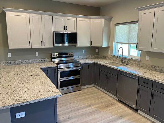 Brand new kitchen with high end appliances.