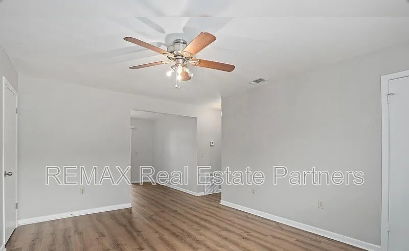 2 bed, 1.0 bath, 712 sqft, $800 — Photo 3