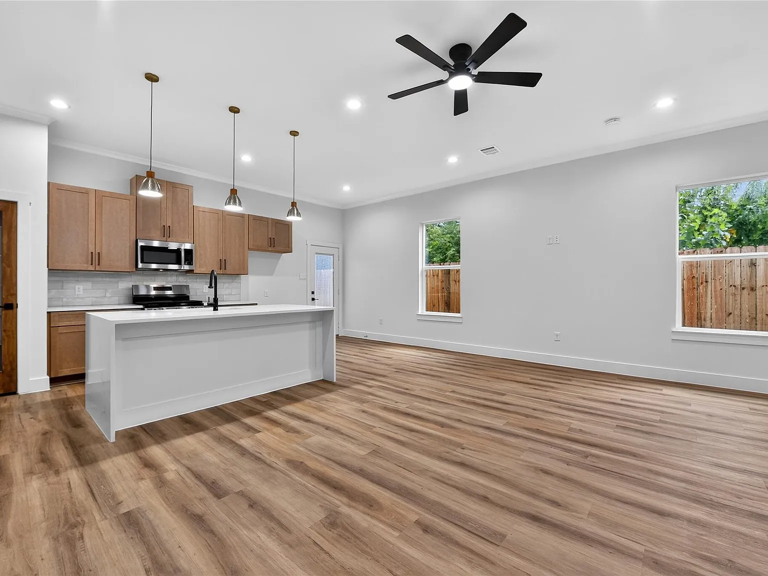 3 bed, 2.5 bath, 1718 sqft, $2,400 — Photo 4