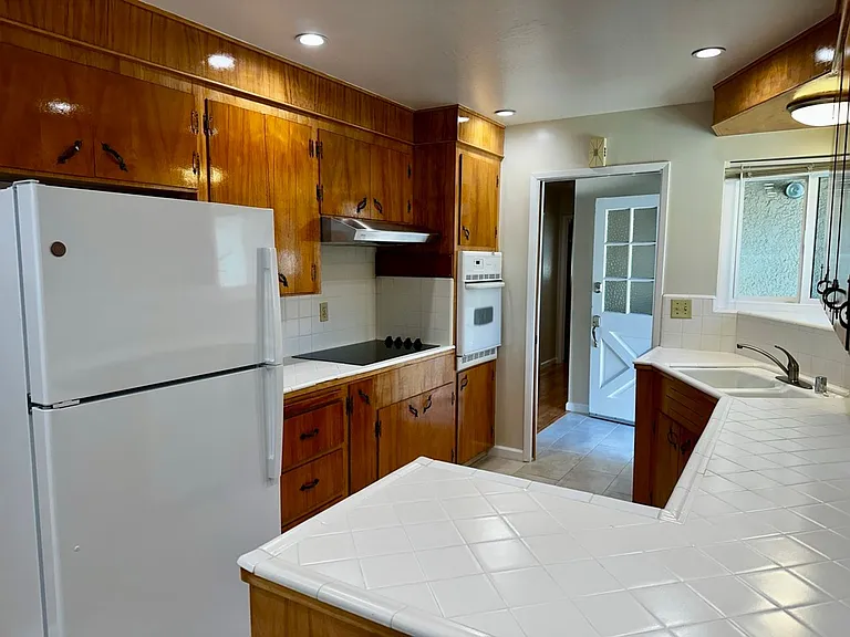 Charming 3 Bedroom, 2 Bath Duplex in Mountain View near Sylvan Park — Photo 1
