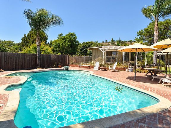 5th image of 255 Camarillo Dr