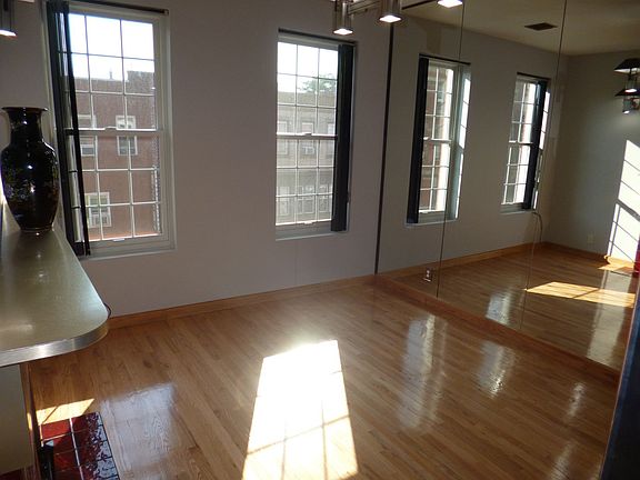 3rd image of 662 Manhattan Ave