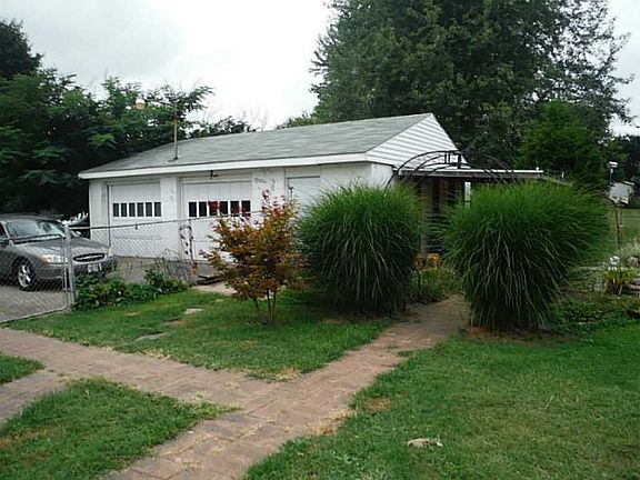 5th image of 216 S Park Dr