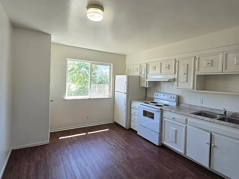 4431 E Hedges Ave #D — Photo 3