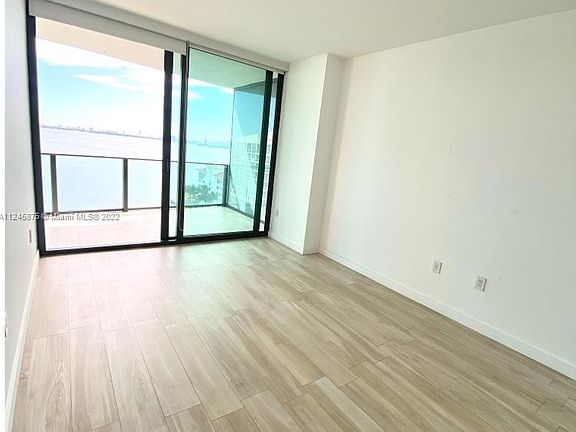 4th image of 460 NE 28th St APT 1004