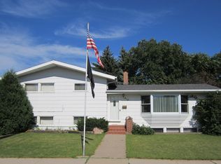 910 9th Ave SE, Jamestown, ND 58401