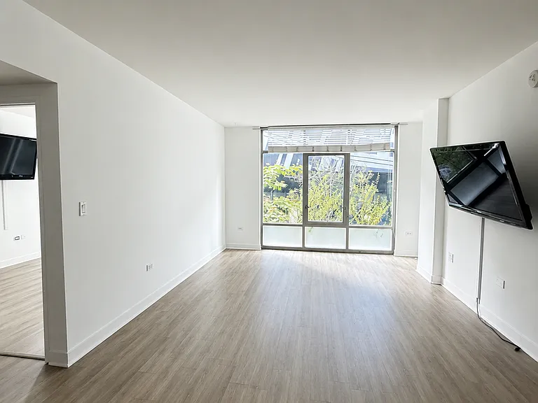 425 W Beech St #208 — Photo 2