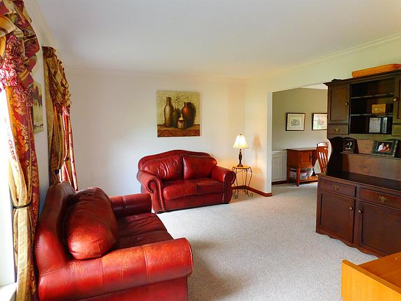 3rd image of 15 Forest Pond Dr
