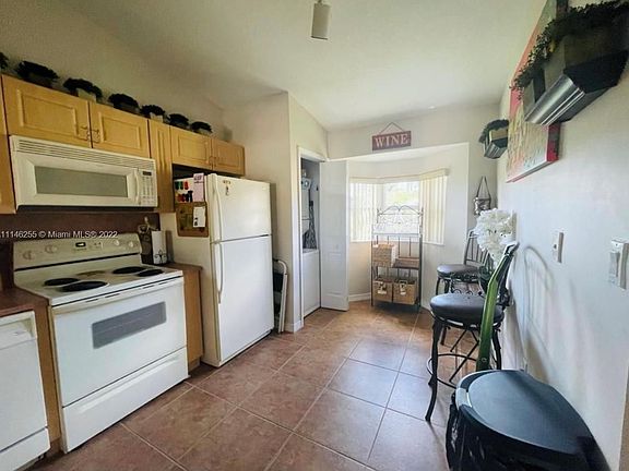 5th image of 940 NE 34th Ave Unit 203