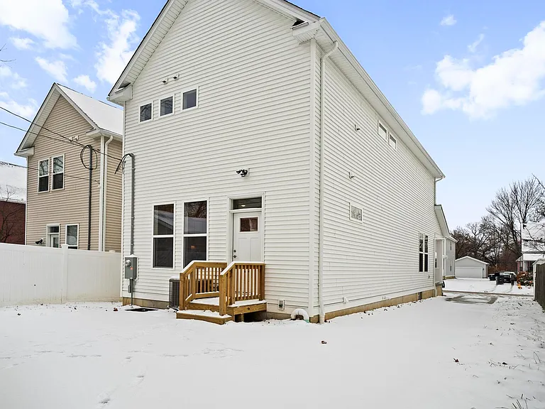 2273 E 100th St #3 — Photo 22