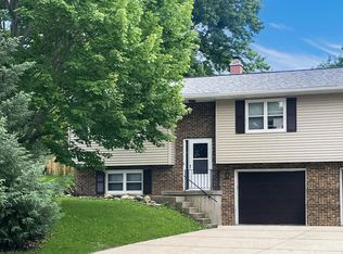 140A Woodview Dr, Cottage Grove, WI 53527