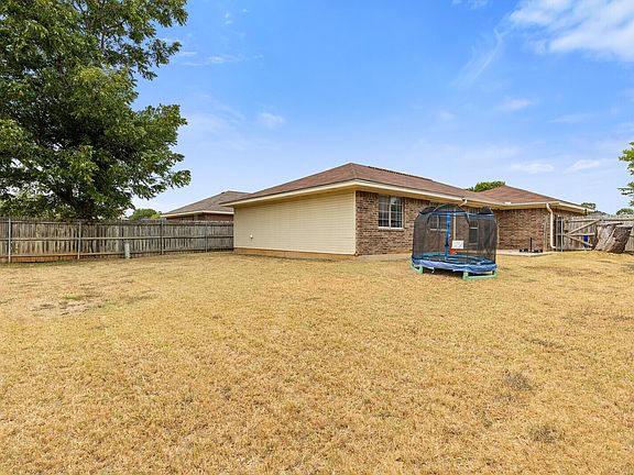 4th image of 102 Applegrove Cir