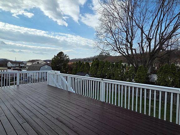 5th image of 908 Blue Gate Ln