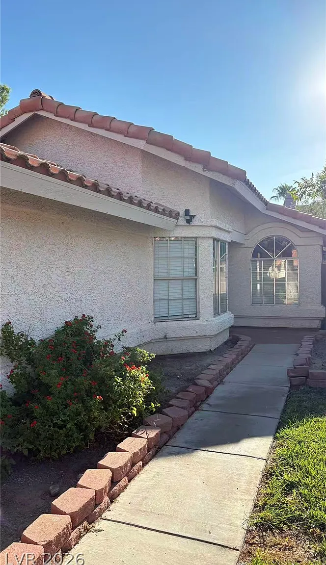 3 bed, 2.0 bath, 1125 sqft, $2,020 — Photo 3