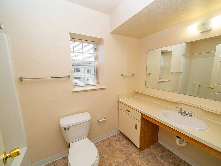 Orchard Lakes Apartments — Photo 16