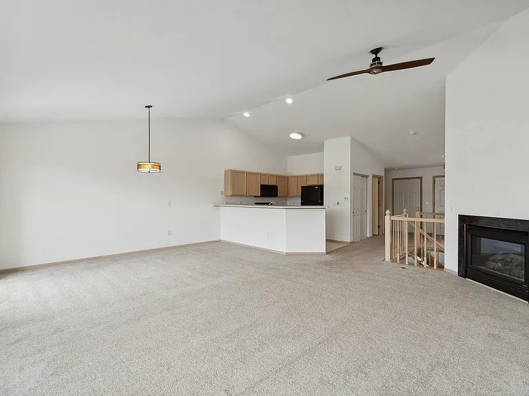2152 Newbury Ln — Photo 3