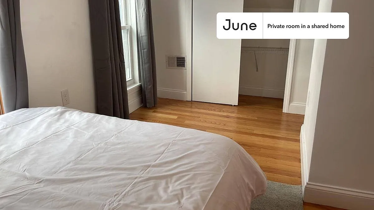 Full bedroom in 6 bed/2 bath home in Somerville #1379 F — Photo 3