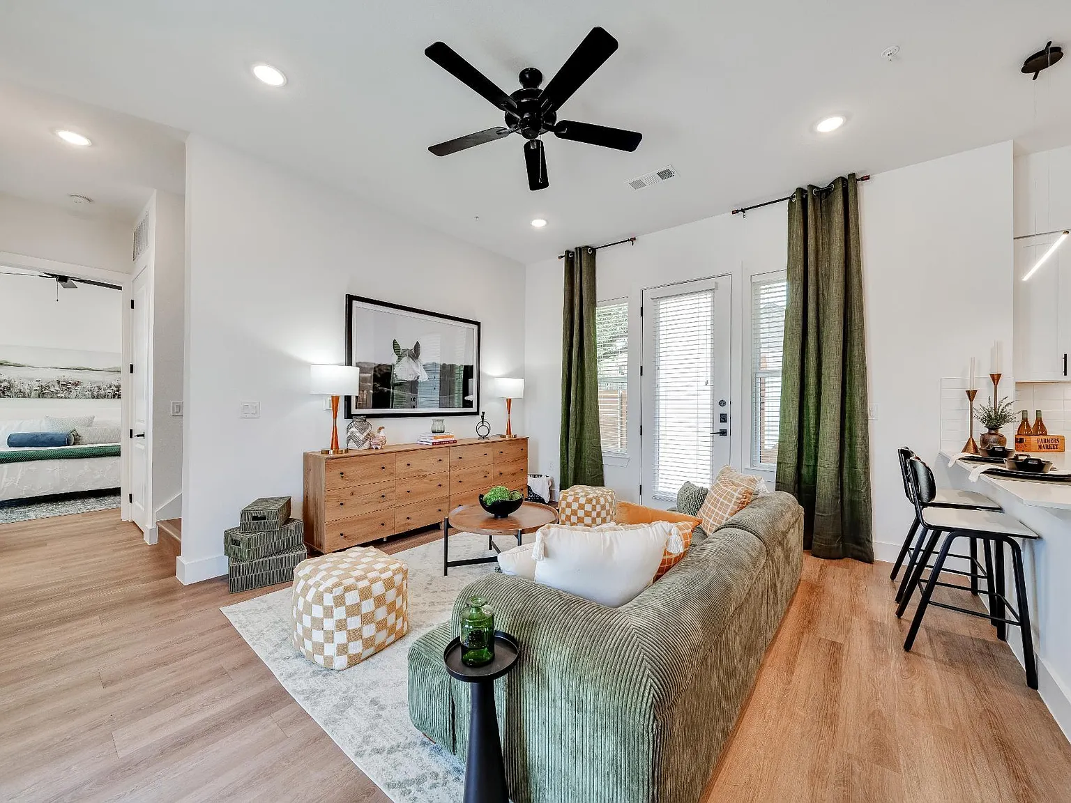3 bed, 2.5 bath, 1392 sqft, $2,164 — Photo 4