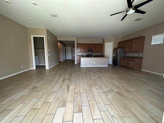 4th image of 1099 E Regent Dr