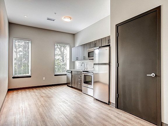 4th image of 1530 N Detroit St #105