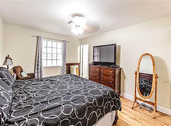 5th image of 3804 Hillcrest Dr