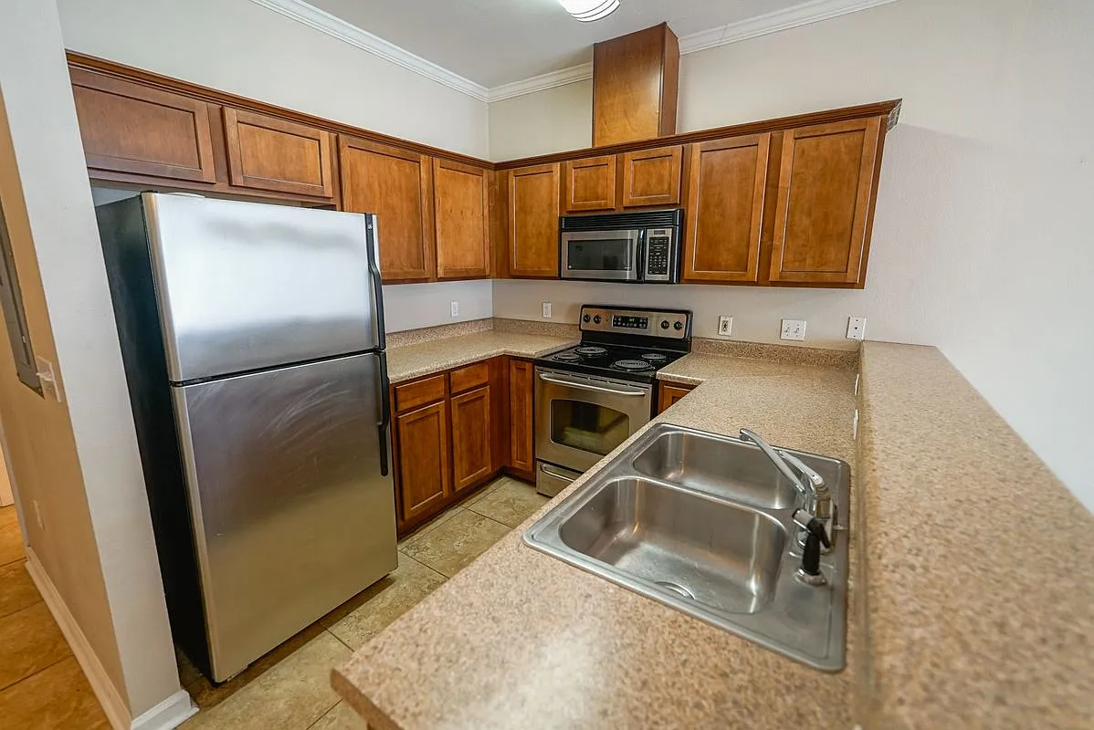 3 bed, 3.0 bath, 1353 sqft, $1,600 — Photo 3