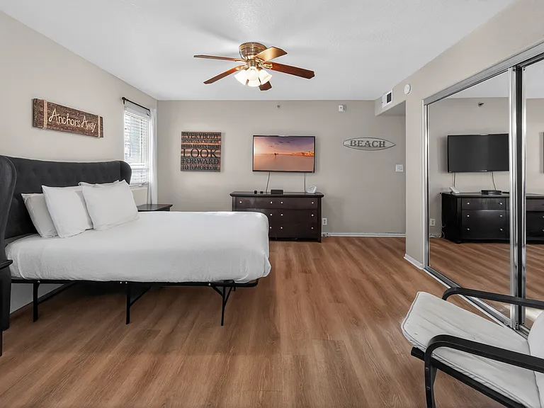 Primary Bedroom / King Bed
