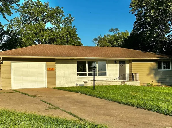 952 N 2nd St, Tecumseh, NE 68450