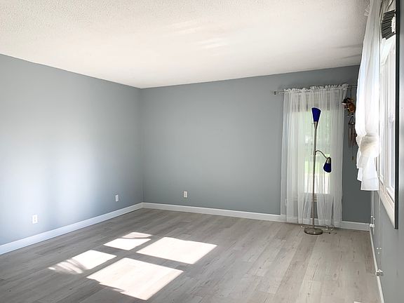 3rd image of 577 Concord Pl