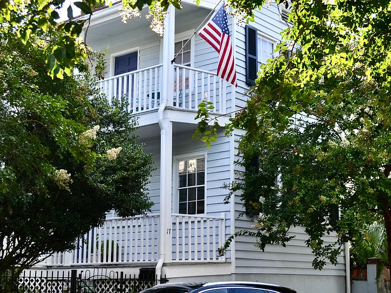 17 Nassau St #A — Photo 1