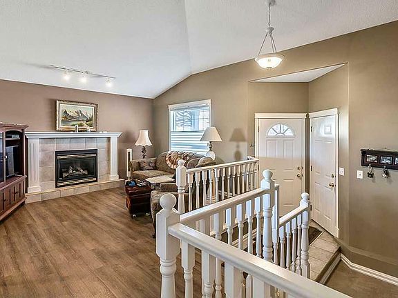 4th image of 541 Diamond Cres SE